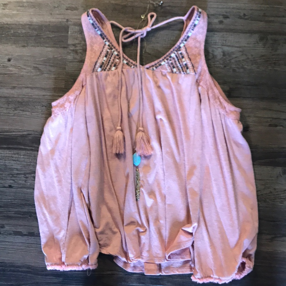 Cut out shoulder top🌸